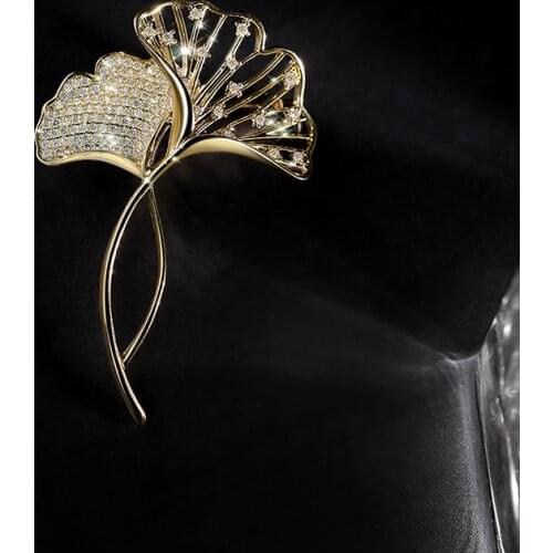 Golden Ginkgo Leaf Brooch Elegant Temperament Ladies Pin Brooch Jewelry Accessories