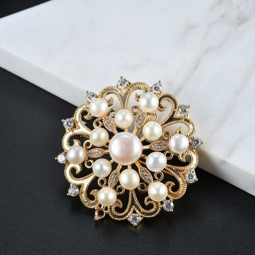 European and American Fashion Athens Ladies Pearl Brooches for Women Uniform Light Luxury Jewelry Gift Hollow High Grade Brooch