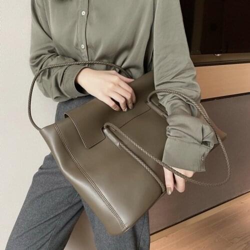 Fashion, leisure, light and versatile one-shoulder messenger portable cowhide high-quality commuter trendy tote bag