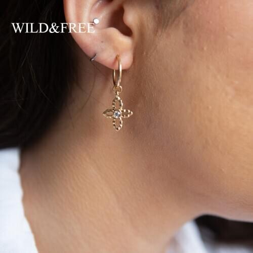 Wild&Free Simple Gold Hoop Earrings For Women Girl Tiny Cartilage Hoop Earrings With Flower Pendant New Charming Earrings Gift