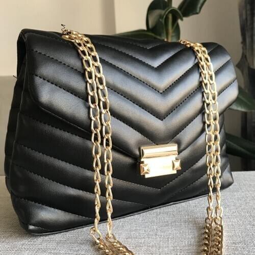 BLACK WOMENS BAG WITH QUILTED GOLD CHAIN HANGING LEATHER AND CHIC QUALITY A HIGHLY COOL BAG FASHION PRODUCT