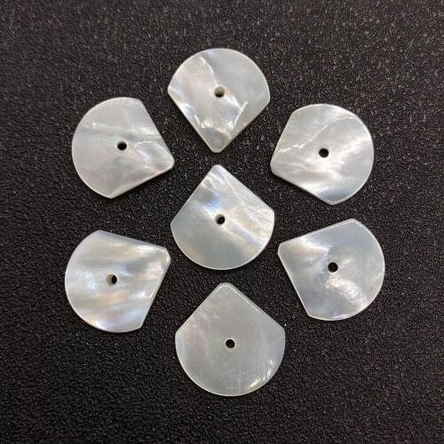 3pcs Natural Shell Pendant Petal Shaped White Shell Bead Center Hole Pendant for Jewelry Making DIY Crafts Necklace Earrings