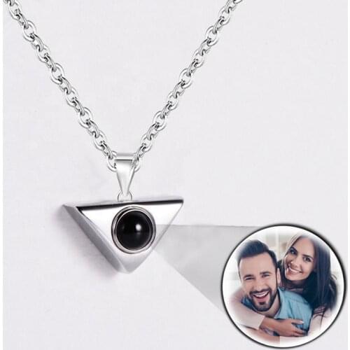 Customized projection necklaces for both men and women can wear triangular shapes to send their elders, couples and friends