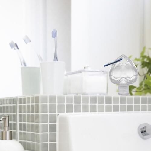 1PC 50ml Portable Heart Shape Empty Refillable Bottle With Key Ring Hook Travel Hand Sanitizer Bottle Hook Keychain Carrier New2