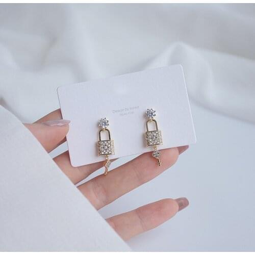 Koreas new design fashion jewelry, exquisite copper inlaid zircon key lock earrings, elegant womens everyday wild earrings