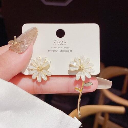 Bohemia Asymmetry white Daisy Big Earrings Hyperbole Retro Geometric metal leaves Flowers Stud Earrings for Women party Jewelry