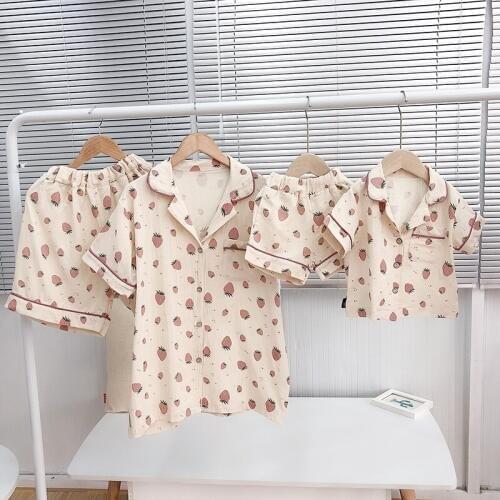 Matching Family Outfits Fashion Strawberry Print Pajamas Sets Mom and Daughter Son Sleepwear Shirts Shorts 2pcs Family Look 2019