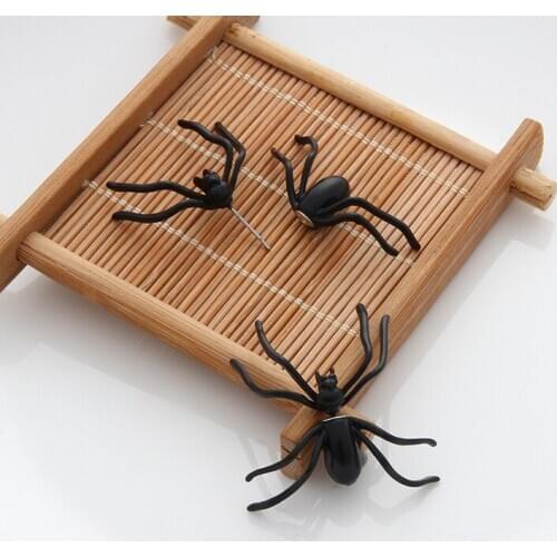 1Pcs Spider Spike Gags Practical Jokes Halloween Gadget Plastic Joke Decoration Props Rubber Toy Toys Plastic Bugs Cockroach