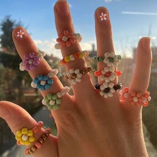 Bohemian Colorful Resin Daisy Flower Beaded Rings for Women Girl Vintage Adjustable Decorative Elastic Finger Party Ring Jewelry
