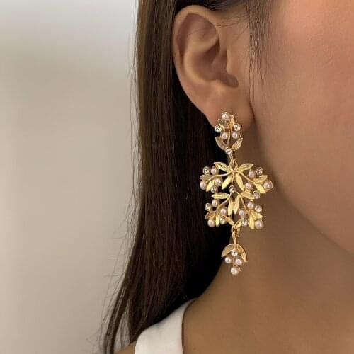 European and American vintage jewelry with hollow rhinestone imitation pearl leaf earrings simple geometric long women earrings
