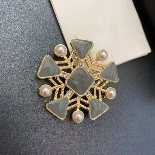 Hot Brand Fashion Jewelry Snowflake Style Snowflake Brooch Sweater Brooche Flower Pearl Fashon Camellia Brooches