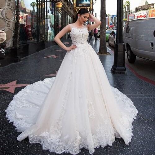 New Arrivals Gorgeous A-line Wedding Dresses Plus Size With Chapel Train Robe De Mariee Pearls Appliques Flowers Gowns