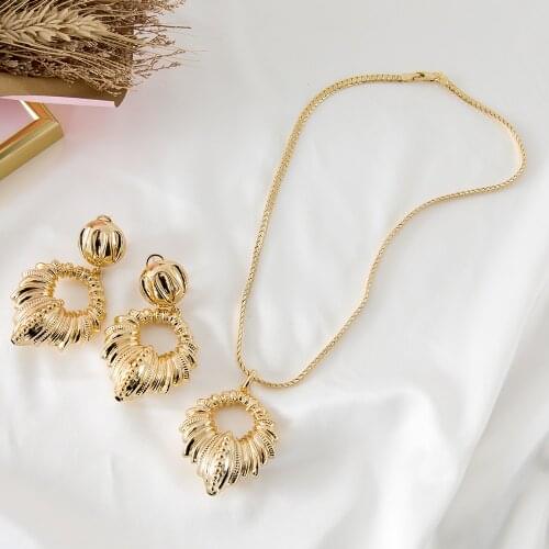 High Quality Exquisite Style Golden Color Copper Necklace And Earrings Set For Women Popular Design Customize Accept