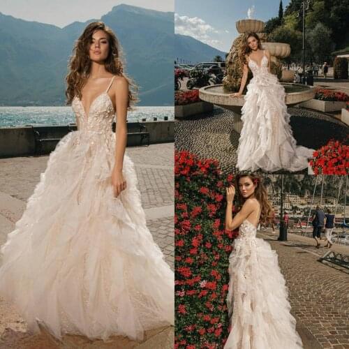 2021 Wedding Dresses Spaghetti Straps Appliques Lace Tiers Bridal Gowns Custom Backless Sweep Train A-Line Wedding Dress