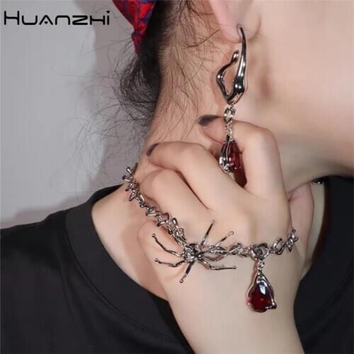 HUANZHI 2020 New Punk Hip Hop Red Rhinestone Pendants Spider Metal Geometric Unisex Couple Insect Necklace for Women Men Party