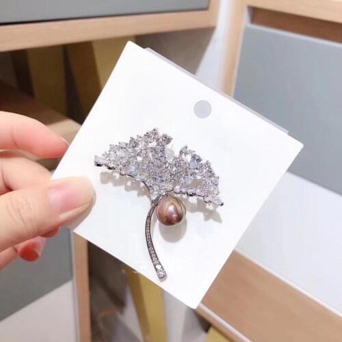 Sparkling Cubic Zircona Crystal CZ Maple Leaf Brooch Pins for Women or Wedding or Gifts for Valentines Day