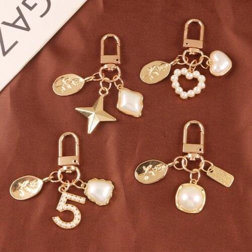 Lovely Pearl Heart Metal Leaf Heraldic Ornament Creative Alloy Flower Number 5 Keychain for Women Girl Bag Airpods Charm Keyfob