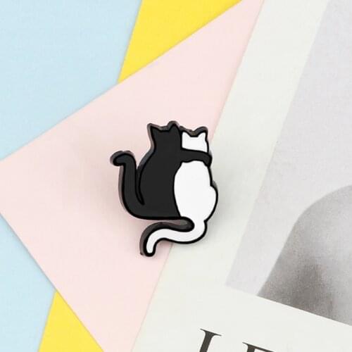 Hugging Black White Cats Brooch Custom Lovely Cartoon Animal Badge Enamel Pins Couples Bag Jackets Shirt Lapel Pin Jewelry Gift