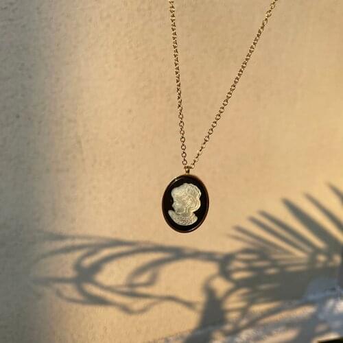 2021 Wholesale Gold Plated Oval Pendant Necklace Stainless Steel Black Enamel White Shell Queen Portrait Pendant