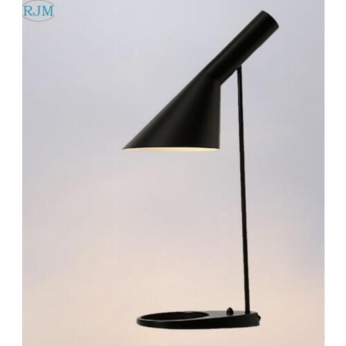 Nordic Creative Iron Bedside Table Lamps Modern Simple Personality Designer Desk Lamps for Living Room Bedroom Study Lighting