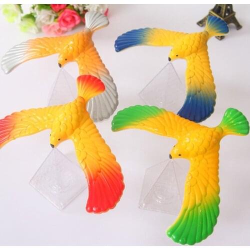 2019 Funny Amazing Balancing Eagle With Pyramid Stand Magic Bird Desk Kids Toy Fun Learn Dropshipping