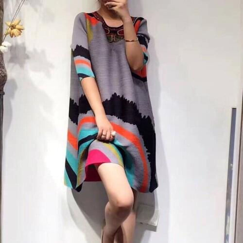 Fashion contrast color womens 2021 spring and summer new style European and American printing loose mid-length pleated dress