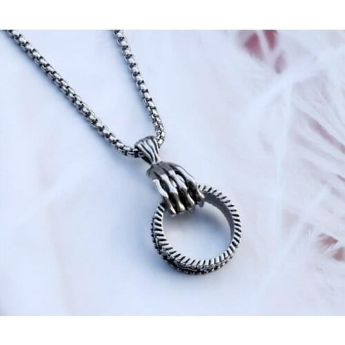 Personality Punk Skull Hand Circle Pendant Necklace for Men Women Gothic Jewelry Stainless Steel Chain Hip Hop Party Jewelry