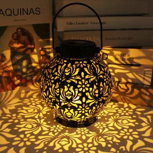 Retro Solar Lantern Lights Outdoor Garden Hanging Lights Metal Leaf Pattern Lights Lamp for Courtyard Walkway Waterproof Landsc