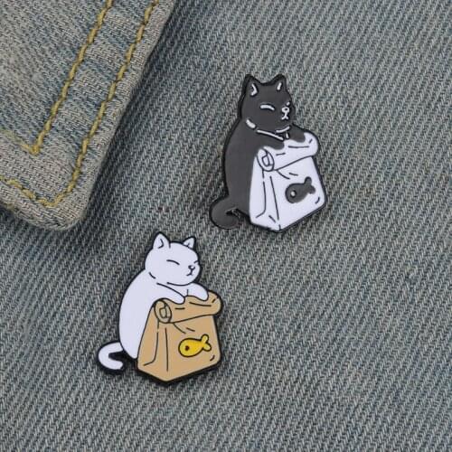 1PCS Cat Enamel Pins Cute Black White Cats Dried Fish Bag Brooches Lapel Badge Cartoon Animal Jewelry Gift for Kids Friends