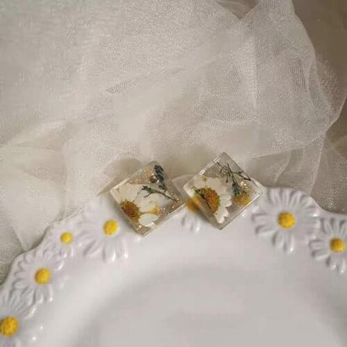 Women Summer Earring Stud Temperament Acrylic Real Small Daisy Flower Earrings