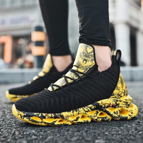 2020 New Light Mens Casual Shoes Flying Shoes Casual Shoes Tide Shoes Heightening Shoes Comfortable Breathable Sneakers Men