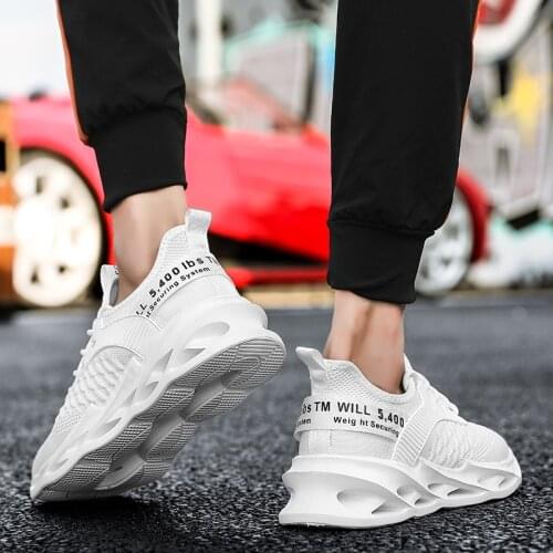 Fashion New Men Sneakers Flat Casual Shoes for Men Mesh Breathable Walking Sports Running Shoes Black and white leisureShoes
