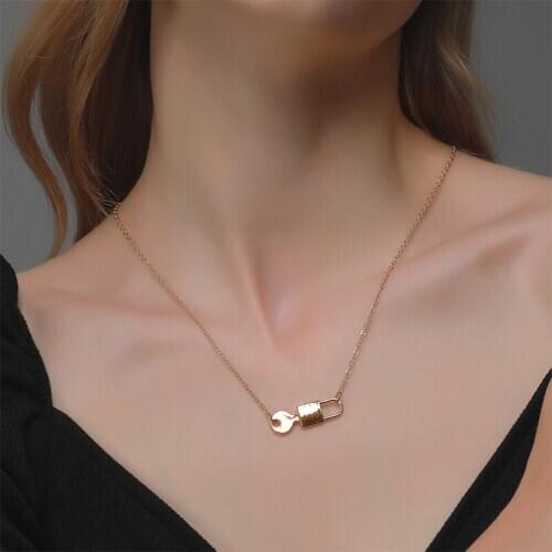 Creative Simple Metal Key Lock Pendant Necklace Charming Womens Gold Silver Color Clavicle Chain Fashion Party Jewelry Gift