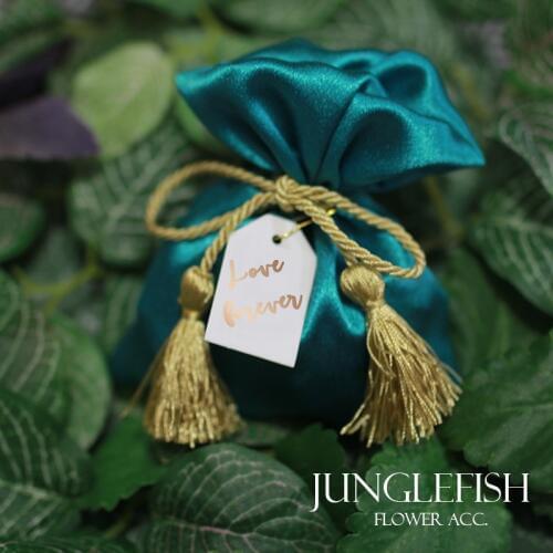 2018 new green theme wedding candy bags gift pouches with tassel tags 9.5*12cm silk gift cases party supplies casament bags dec