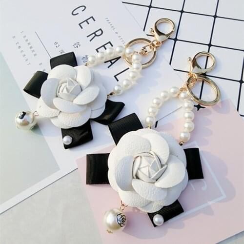 White Leather Big Camellia Keychain Women Men Handmade Pearl Letter Chain Key Ring Car Wallet Party Accessories Z085