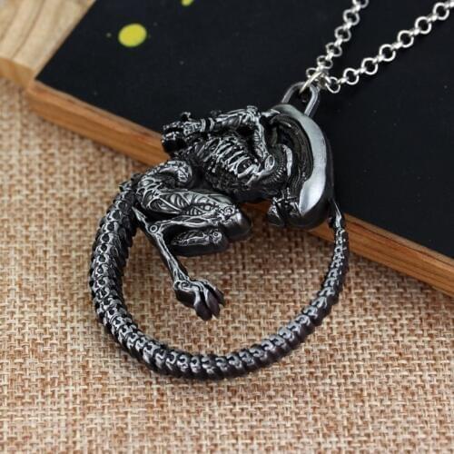Predator Alien Necklace Predator AVP Alien Queen Pendant Goth Horror Giger Cool Necklace For Men Fashion Jewelry Accessories