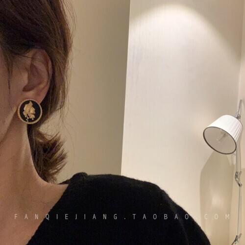 CHOWLEE Niche French Earrings Winter Temperament Retro Port Style Simple Cold Style Female Earrings Fashion Geometric Jewelry