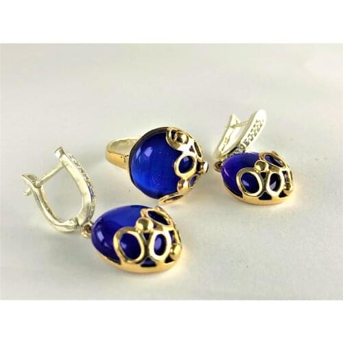 Elegant stralig silver 925 ring with big navy blue round stone and gold bezel round pattern
