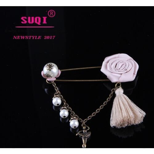 Women Vintage Ribbon Handmade Flowers with Metal Bellat Dancer Pendant Venetian Pearls Chain Fashion Brooch