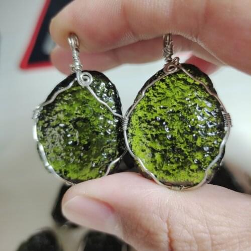 1pcs 15-20g Natural Crystal Green Gem Moldavite Meteorite Glass Necklace Pendant Stone