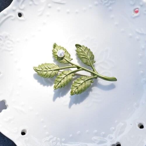Simple Elegant Leaf Brooches For Women Mori Vintage Green Plant Branches Pearl Pins Female Corsage Jewelry Accessories