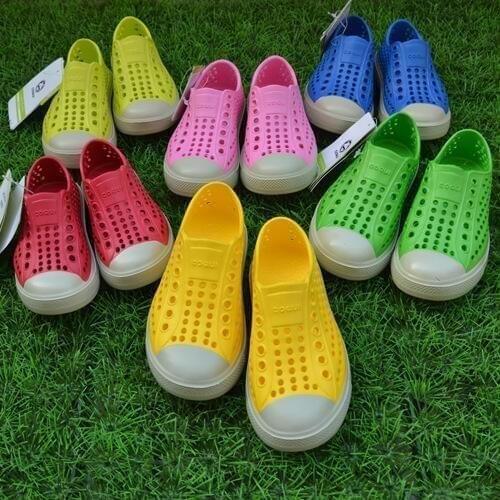 2017 boys and girls sports casual street shoes kids beach sandals breathable hole shoes candy-color rain boots