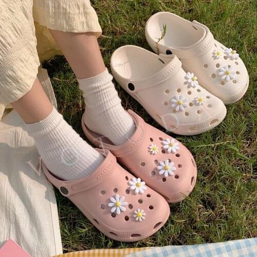 Women Beach Slides Woman FlowerClogs Slippers Girl Hole Sandals Female Flat Flip Flop Woman Cute Garden Shoes Ladies DIY Slides