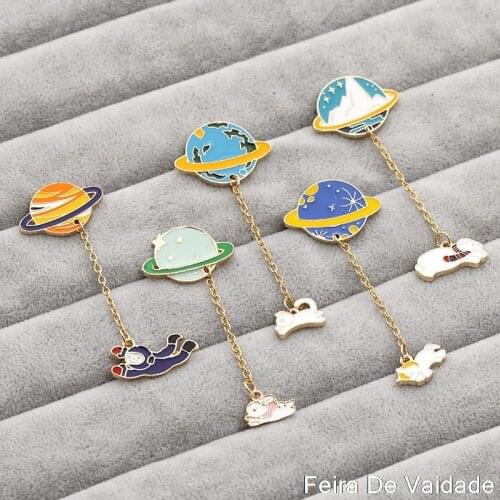 Planet Enamel Pins Rabbit Horse Lightning Chain Brooches Mountain Universe Space Badge Women Men Lapel Pins Cartoon Jewelry