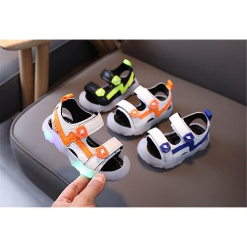 2021 сандали детские LED Flashing Lights Childrens Sandals Summer New Style Boys And Girls Beach Shoes Anti-kicking Anti-slip