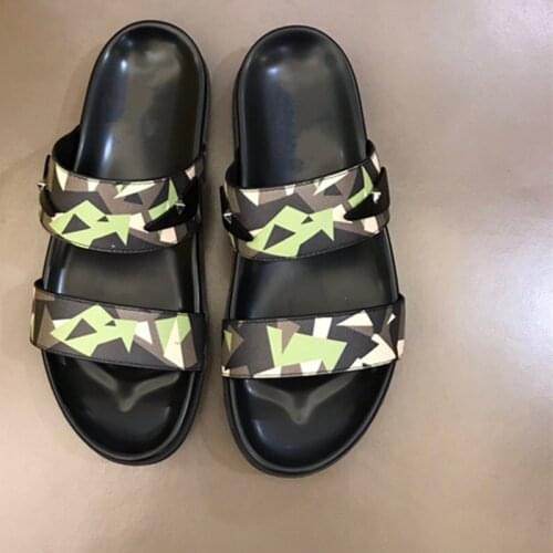 New arival 2021 spring and summer men shoes genuine leather flat caual slippers print rivet decoration flips flops