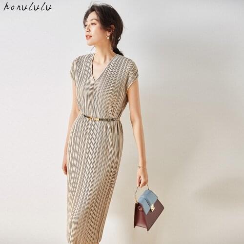 2021 summer new V-neck, dropped shoulders, thin, elegant, loose, retro temperament pleated mid-length dress