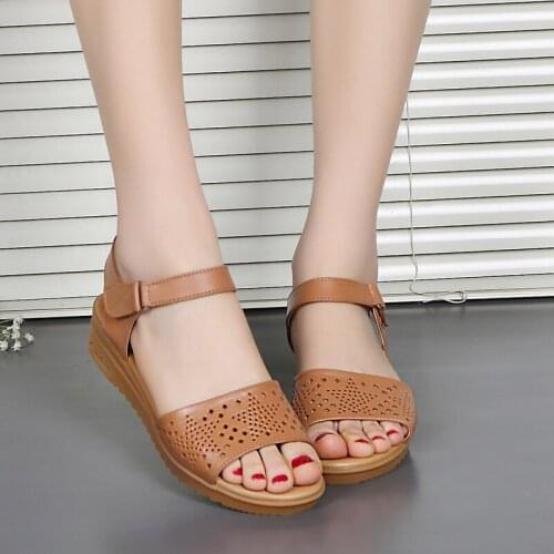 Summer new mother sandals genuine leather soft bottom low heel middle-aged and elderly casual shoes outdoor holes ladies sandals