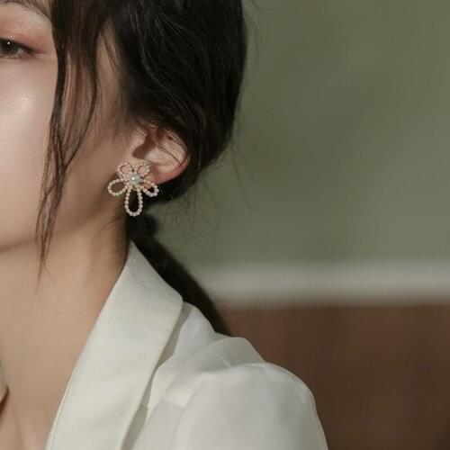 New Style Fashion Hollow Pearl Flower Stud Earrings For Women Jewelry Pendientes Brincos Fashion Jewelry Ear Rings
