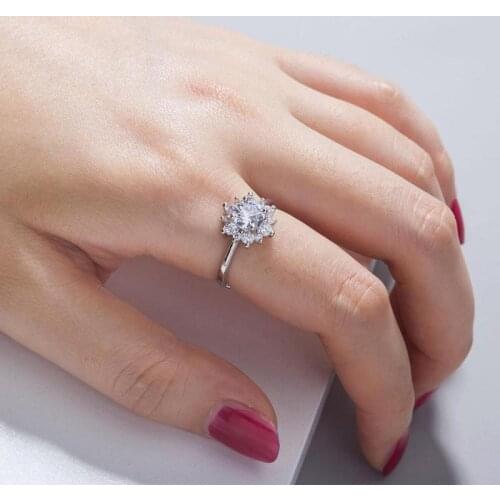 2021 Fashion New Temperament Ring Creative Simple Wild Bride Small Fresh Show Off Sun Flower Crystal Ring Womens Sales Bagues